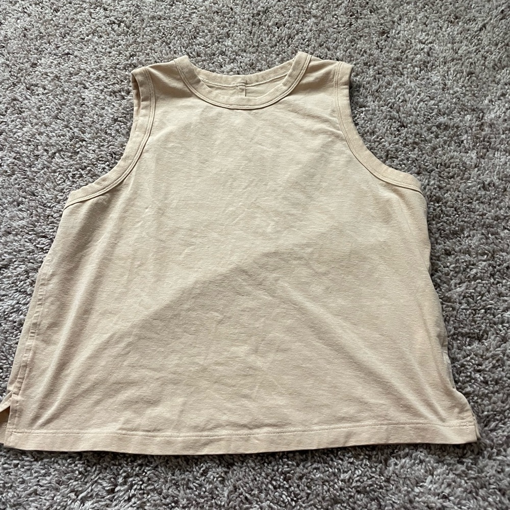 Great condition! Lululemon classic for tank size 6 color Prosecco